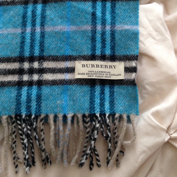 Authentic Burberry Wool Scarf - Picture 2 of 3
